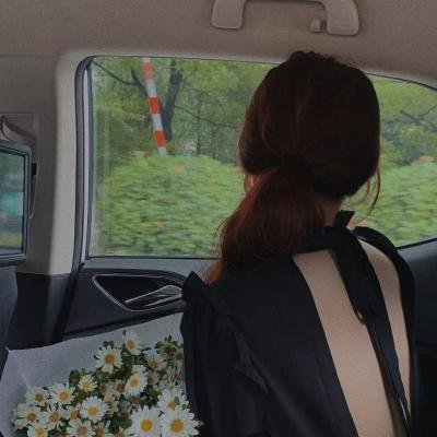乐坛天后机场牵手女助理，好友出面澄清，一个月持续发酵